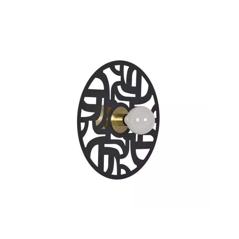 Cette applique circulaire au design élégant est disponible en finition laiton ou noir idéales pour créer des compositions murales. Le motif labyrinthique découpé dans le metal permet d'optenir un effet décoratif sur le mur