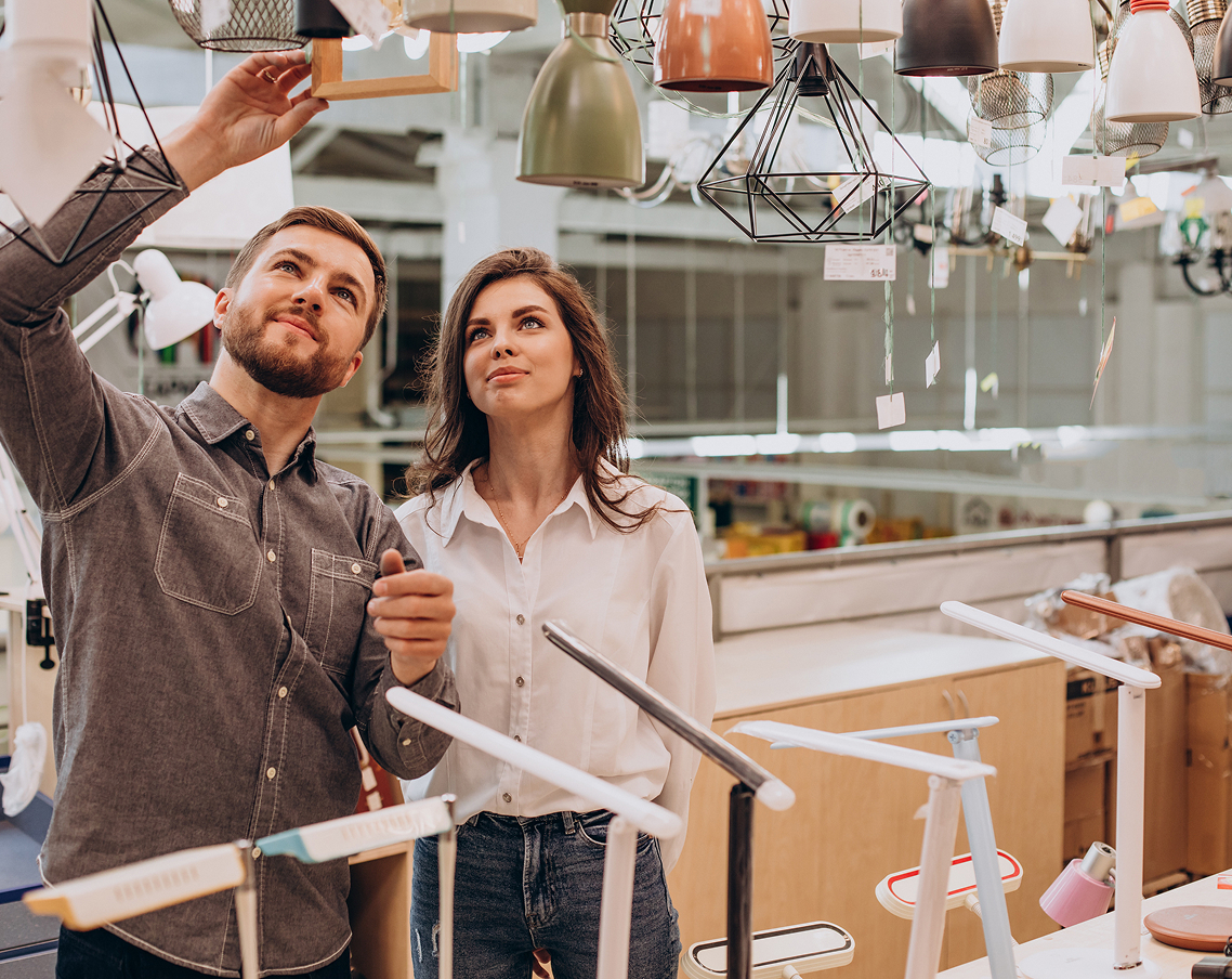 Un conseiller présente des luminaires à une cliente dans le showroom Lumi 11