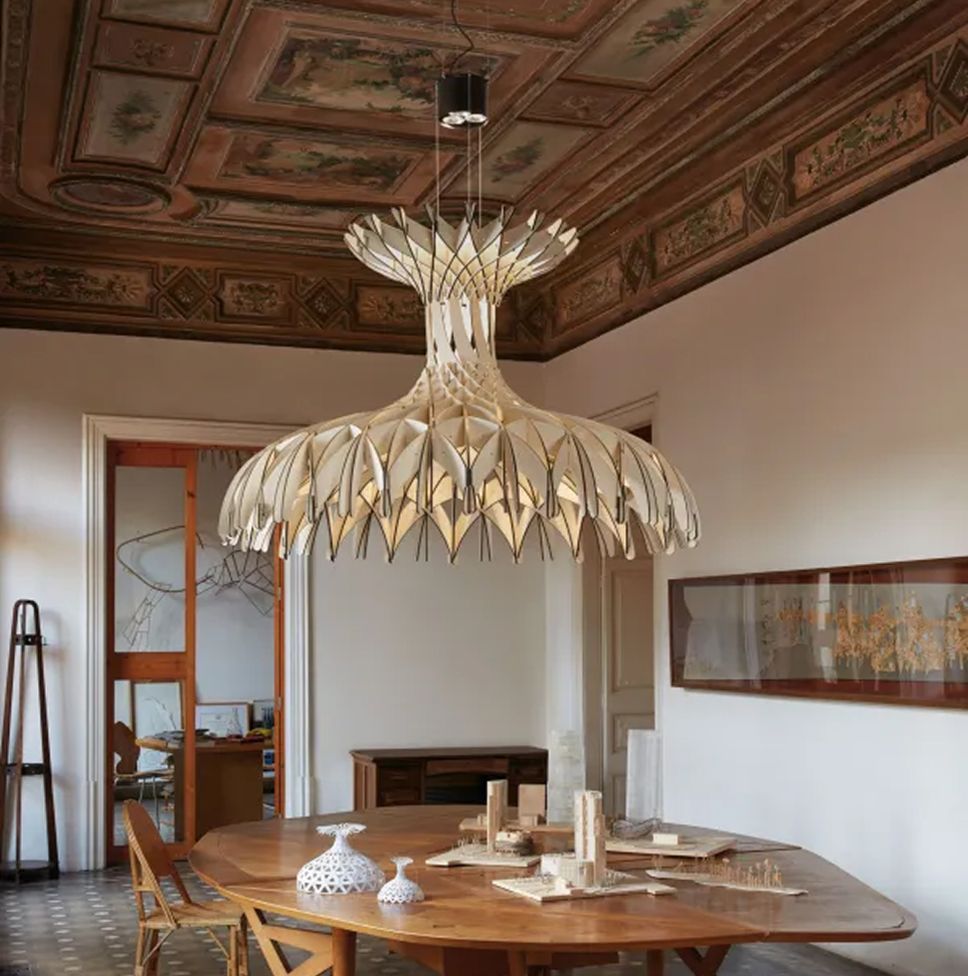 Grand lustre dans une salle à manger